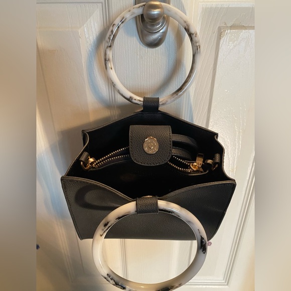 Black removable strap purse - Picture 2 of 3